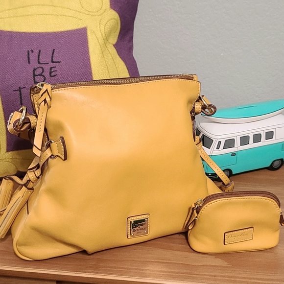 Dooney & Bourke Handbags - Dooney & Bourke Marigold Smooth Teagan Leather 💛